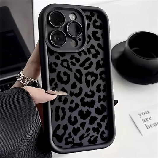 Iphone case with a leopard print pattern 15/16